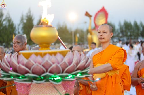 ภาพ No.302147:วันที่ 23 มกราคม พ.ศ. 2569 พิธีจุดประทีปธรรมถวายเป็นพุทธบูชา (ภาพชุดที่ 2) และบูชาธรรมมหาปูชนียาจารย์  ณ อนุสรณ์สถานลำดับที่ 5 สถานที่เผยแผ่วิชชาธรรมกายครั้งแรก อนุสรณ์สถานบางปลา วัดบางปลา อำเภอบางเลน จังหวัดนครปฐม ในโครงการธรรมยาตรา กตัญญูบูชา มหาปูชนีย