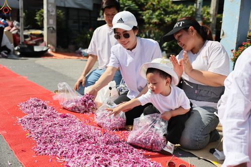 ภาพ No.304056:วันที่ 25 มกราคม พ.ศ. 2569 พิธีต้อนรับพระธรรมยาตรา  รร.สามัคคีราษฏร์บำรุง-วัดพระธรรมกาย ในโครงการธรรมยาตรา กตัญญูบูชา มหาปูชนียาจารย์ พระมงคลเทพมุนี(สด จนฺทสโร) พระผู้ปราบมาร อนุสรณ์สถาน 7 แห่ง ปีที่ 14