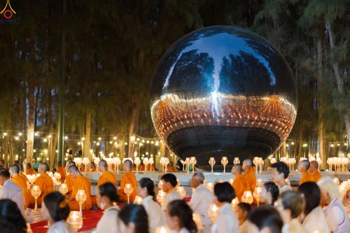 ภาพ No.290201:วันที่ 6 มกราคม พ.ศ. 2569 พิธีจุดประทีปถวายเป็นพุทธบูชา และบูชาธรรมมหาปูชนียาจารย์ (ภาพชุดที่ 2) ณ อนุสรณ์สถานมหาวิหารพระมงคลเทพมุนี (โลตัสแลนด์) อ.สองพี่น้อง จ.สุพรรณบุรี ในโครงการธรรมยาตรา กตัญญูบูชา มหาปูชนียาจารย์ พระมงคลเทพมุนี(สด จนฺทสโร) พระผู้ปรา