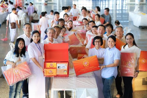 ภาพ No.321995:วันที่ 12 -13 เมษายน พ.ศ.2569 การเตรียมกล่องไทยธรรม + การขนย้ายเก้าอี้ เพื่องานถวายมหาสังฆทาน 40,000 กว่าวัดทั่วประเทศ วันคุ้มครองโลก 22 เมษายน พ.ศ.2569 วัดพระธรรมกาย