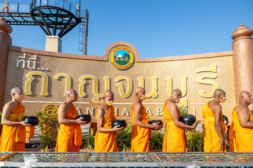 ภาพ No.282691:วันเสาร์ที่ 20 ธันวาคม พ.ศ.2568 พิธีตักบาตรพระ 10,000 รูป (ชุด 2) เนื่องในโอกาส 194 ปี จังหวัดกาญจนบุรี และอุทิศส่วนกุศลให้แด่บรรพชนทั้งหลาย บริเวณถนนสองแคว (Skywalk) เมืองกาญจนบุรี
