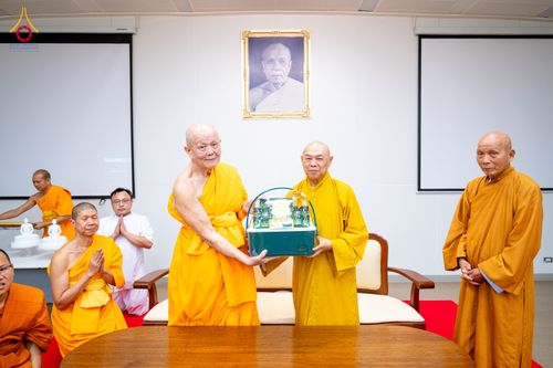 ภาพ No.324834:วันอังคารที่ 21 เมษายน พ.ศ.2569  หลวงพ่อทัตตชีโว รองเจ้าอาวาสวัดพระธรรมกาย ถวายการต้อนรับและปฏิสันถารคณะสงฆ์จากประเทศเวียดนาม