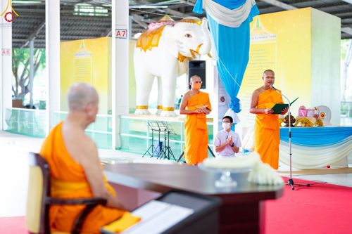 ภาพ No.85008:พิธีเจริญพระพุทธมนต์และพิธีสักการะ รูปเหมือนพระมงคลเทพมุนี (สด จนฺทสโร) ในวันที่ 5 สิงหาคม พ.ศ. 2566 ณ วัดพระธรรมกาย จ.ปทุมธานี เพื่ออัญเชิญประดิษฐาน  ณ วิหารพระมงคลเทพุนี (สด จนฺทสโร) ศูนย์ปฏิบัติธรรมภาคใต้ อ.บางกล่ำ จ.สงขลา