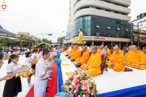 ภาพ No.85897:ตักบาตรพระนานาชาติ 10,000 รูป ใจกลางนครหาดใหญ่ จ.สงขลา วันอาทิตย์ที่ 20 สิงหาคม พ.ศ. 2566