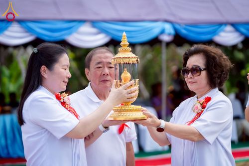 ภาพ No.255470:วันที่ 13 ตุลาคม พ.ศ. 2568 พิธีบรรจุพระบรมสารีริกธาตุ ผูกผ้า 7 สี เพื่อความเป็นสิริมงคล  และ ยกช่อฟ้า ประดิษฐานบนหลังคาอุโบสถวัดทุ่งเจริญธรรม ถวายบูชาธรรม 81 ปี หลวงพ่อธัมมชโย โดยคณะศิษยานุศิษย์ ณ วัดทุ่งเจริญธรรม อ.อมก๋อย จ.เชียงใหม่