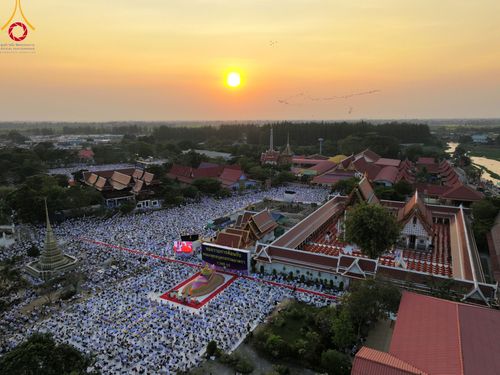ภาพ No.112170:พิธีจุดประทีปถวายเป็นพุทธบูชา และบูชาธรรมมหาปูชนียาจารย์ พระมงคลเทพมุนี(สด จนฺทสโร) ในโครงการธรรมยาตรา กตัญญูบูชา มหาปูชนียาจารย์ พระมงคลเทพมุนี(สด จนฺทสโร) พระผู้ปราบมาร อนุสรณ์สถาน 7 แห่ง ปีที่ 12 วันที่ 14 มกราคม พ.ศ. 2567 ณ วัดสองพี่น้อง อ.สองพี่น้อง