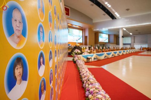 ภาพ No.146089:วันมหารำลึก ครั้งที่ 34 พิธีร่วมรำลึกถึงนักสร้างบารมีที่ล่วงลับไปแล้ว , พิธีสวดพระพุทธมนต์ ณ ห้องแก้วสารพัดนึก 1 วัดพระธรรมกาย วันเสาร์ที่ 27 กรกฎาคม พ.ศ. 2567