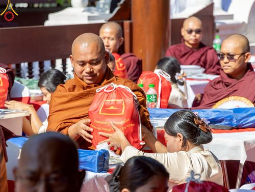ภาพ No.220102:วันพุธที่ 16 เมษายน พ.ศ. 2568 วัดพระธรรมกายถวายมหาสังฆทาน มอบสิ่งของและทุนทรัพย์กว่า 4 ล้านบาท บรรเทาทุกข์ 181 วัดแผ่นดินไหวเมียนมา