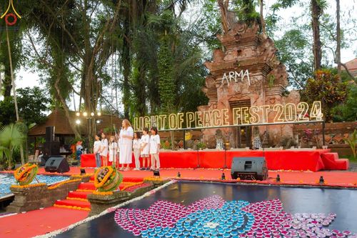 ภาพ No.156381:วัดพุทธบาหลีและวัดพระธรรมกาย จัดปฏิบัติธรรมนานาชาติ 1,151 คนจาก 78 ประเทศ ใน "วันสันติภาพสากล" ณ บาหลี อินโดนีเซีย วันเสาร์ที่ 21 กันยายน พ.ศ. 2567 เวลา 16.00-21.00 น. ณ พิพิธภัณฑ์ ARMA เมืองอูบุด จังหวัดบาหลี ประเทศอินโดนีเซีย