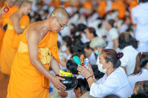 ภาพ No.209331:วันอาทิตย์ที่ 2 มีนาคม พ.ศ. 2568 พิธีตักบาตร ข้าวสารอาหารแห้ง ณ บ้านแก้วเรือนทองคุณยายฯ สภาธรรมกายสากล วัดพระธรรมกาย