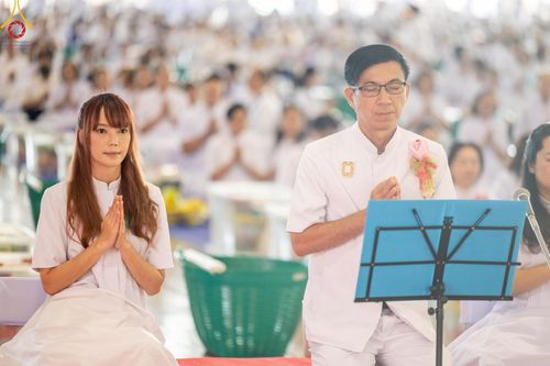 ภาพ No.221975:วันที่ 4 พฤษภาคม พ.ศ. 2568 พิธีตักบาตร เนื่องในวันอาทิตย์ต้นเดือน ณ บ้านแก้วเรือนทองคุณยายฯ วัดพระธรรมกาย