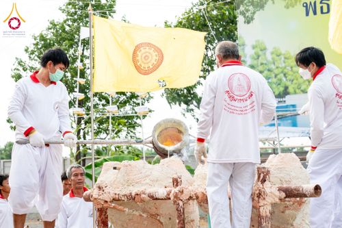 ภาพ No.152606:พิธีเททองหล่อพระพุทธรูปประจำสัตตมหาสถาน ธรรมอุทยานอุโบสถวัดสายสุวพรรณ - กิจกรรมปลูกต้นไม้เฉลิมพระเกียรติ พระบาทสมเด็จพระเจ้าอยู่หัว วันที่ 26 กรกฎาคม พ.ศ. 2567