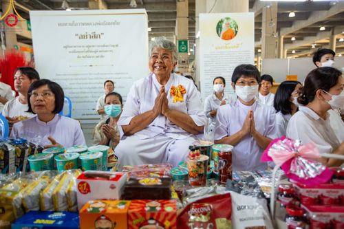 ภาพ No.115471:พิธีตักบาตรฉลองพระใหม่ ในโครงการอุปสมบทหมู่บูชาธรรม 115 ปี คุณยายอาจารย์มหารัตนอุบาสิกาจันทร์ ขนนกยูง วันที่ 19  มกราคม พ.ศ. 2567 ณ มหารัตนวิหารคด วัดพระธรรมกาย
