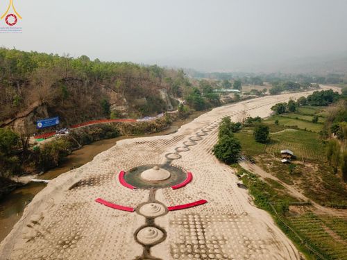 ภาพ No.139343:Photo Story  มหัศจรรย์วัดดงดินแดง Episode 7 พระภิกษุ-สามเณร ในโครงการบรรพชาอุปสมบทหมู่  กว่า 500 รูป ศีลจาริณีและสาธุชนกว่า 500 คน ร่วมพิธีบูชาข้าวพระ วัดดงดินแดง ต.ม่อนจอง อ.อมก๋อย จ.เชียงใหม่ วันอาทิตย์ที่ 7 เมษายน พ.ศ.2567