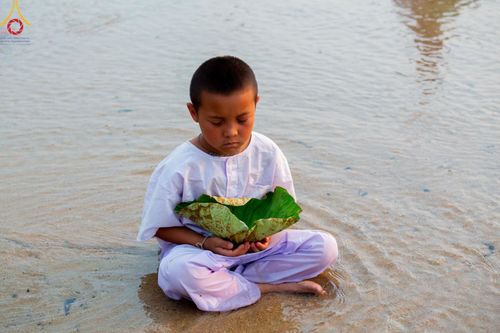 ภาพ No.63274:Photo Story  มหัศจรรย์วัดดงดินแดง Episode 1  พิธีปลงผมนาคธรรมทายาท  ในโครงการบรรพชาอุปสมบทหมู่ ฟื้นฟูพระพุทธศาสนาทั่วไทย วัดดงดินแดง ณ ลำน้ำแม่ตื่น อ.อมก๋อย จ.เชียงใหม่ วันที่ 2 เมษายน พ.ศ. 2567