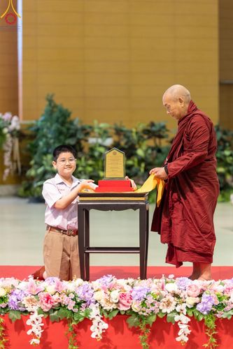 ภาพ No.124638:พิธีมอบโล่วัชรเกียรติยศ โครงการตอบปัญหาศีลธรรมเพื่อสันติภาพโลก (World-PEC) ต่างประเทศ ครั้งที่ 17 ณ ห้องแก้วสารพัดนึก 1 วัดพระธรรมกาย ในวันมาฆบูชา เสาร์ที่ 24 กุมภาพันธ์ พ.ศ. 2567