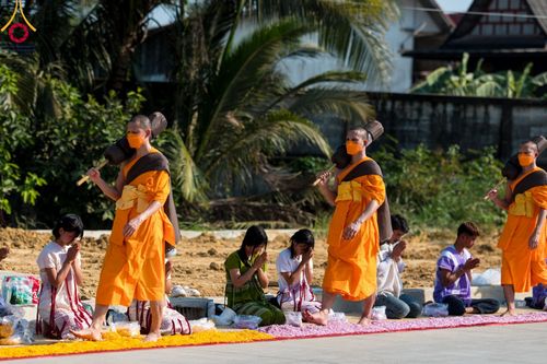 ภาพ No.107860:พิธีต้อนรับพระธรรมยาตรา ในโครงการธรรมยาตรากตัญญูบูชา มหาปูชนียาจารย์ พระมงคลเทพมุนี(สด จนฺทสโร) พระผู้ปราบมาร อนุสรณ์สถาน 7 แห่ง ปีที่ 12 วันที่ 7 มกราคม พ.ศ. 2567 ณ อนุสรณ์สถานคลองบางนางแท่น  อ.สามพราน จ.นครปฐม
