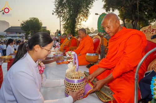 ภาพ No.208653:ตักบาตรพระ 1,743 รูป ครบรอบ 743 ปี นครน่าน ถวายเป็นพุทธบูชา น้อมบุญกุศลอุทิศให้บรรพบุรุษ วันอาทิตย์ ที่ 16 กุมภาพันธ์ พ.ศ. 2568 ณ ถนนคนเดินข่วงเมืองน่าน ต.ในเวียง อ.เมือง จ.น่าน