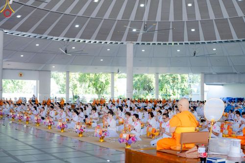 ภาพ No.177371:พิธีถวายภัตตาหารเมนูสวรรค์ และพิธีบุพเปตพลี ครั้งที่ 158 ร่วมอุทิศบุญแด่หมู่ญาติที่ล่วงลับไปแล้ว และสืบทอดอายุพระพุทธศาสนา ณ วัดพระธรรมกาย วันที่ 30 พฤศจิกายน พ.ศ.2567 (วันพระ แรม 15 ค่ำ เดือน 12)