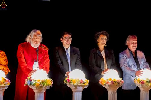 ภาพ No.249767:วันอาทิตย์ที่ 28 กันยายน พ.ศ. 2568 การปฏิบัติธรรมบูชาธรรม 108 ปี แห่งการบรรลุธรรมของหลวงปู่วัดปากน้ำ ได้จุดประทีปสันติภาพไปทั่วโลก และได้ร่วมเสวนาทางปัญญา เพื่อการขยายพระพุทธศาสนาวิชชาธรรมกายไปทั่วโลก  ในงาน HTC Newyork USA