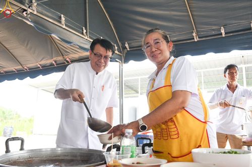 ภาพ No.91398:พิธีทอดผ้าป่ายกยอดดอกบัวสิริปทุมทิพย์  ประดิษฐาน ณ ปทุมเจดีย์  (เจดีย์พระพุทธเจ้า ๕ พระองค์) ณ ศูนย์อบรมเยาวชนจังหวัดปัตตานี 22 ตุลาคม พ.ศ.2566