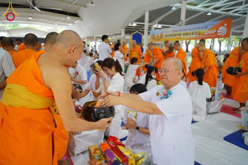 ภาพ No.144281:พิธีตักบาตรพระใหม่  โครงการบรรพชาอุปสมบทหมู่ ธรรมทายาทนานาชาติ (ภาษาจีน) ณ อาคารโถงช้าง วัดพระธรรมกาย วันอาทิตย์ที่ 14 กรกฎาคม พ.ศ. 2567