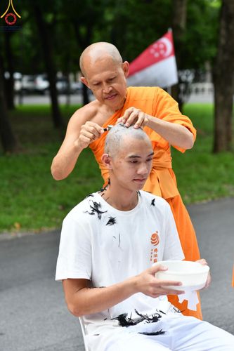 ภาพ No.143879:พิธีตัดปอยผม โครงการอุปสมบทหมู่ พระธรรมทายาทนานาชาติ (ภาษาจีน) รุ่นที่ 19 วันอาทิตย์ที่ 7 กรกฎาคม พ.ศ. 2567 ณ สนามหญ้า หน้าบ้านแก้วอาสาสมัคร วัดพระธรรมกาย