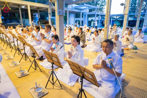 ภาพ No.193717:สาธุชนถวายภัตตาหารเป็นสังฆทาน แด่พระธรรมยาตรา ณ อนุสรณ์สถานมหาวิหารพระมงคลเทพมุนี (โลตัสแลนด์) อ.สองพี่น้อง จ.สุพรรณบุรี ในโครงการธรรมยาตรา กตัญญูบูชา มหาปูชนียาจารย์ พระมงคลเทพมุนี(สด จนฺทสโร) พระผู้ปราบมาร ปีที่ 13 วันที่ 12 มกราคม พ.ศ.2568