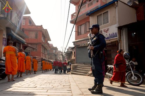 ภาพ No.213109:วันที่ 17 - 18 มีนาคม พ.ศ. 2568 คณะสงฆ์และสามเณรเดินบิณฑบาต รอบเมืองในพื้นที่ วัดสยมภูวนาถและราชวังปาตัน ณ เมืองกาฐมาณฑุ ประเทศเนปาล