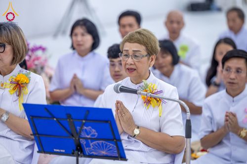 ภาพ No.160800:พิธีเจริญพระพุทธมนต์ และปิดแผ่นทองรูปเหมือน พระเดชพระคุณพระมงคลเทพมุนี (สด จนฺทสโร) พระผู้ปราบมาร จำนวน 3 องค์ วันเสาร์ที่ 5 ตุลาคม พ.ศ. 2567 ณ อาคารปลูกศรัทธา 2 (ชานชลาเดิม) วัดพระธรรมกาย อ.คลองหลวง จ.ปทุมธานี