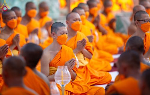 ภาพ No.112012:พิธีจุดประทีปถวายเป็นพุทธบูชา และบูชาธรรมมหาปูชนียาจารย์ พระมงคลเทพมุนี(สด จนฺทสโร) ในโครงการธรรมยาตรา กตัญญูบูชา มหาปูชนียาจารย์ พระมงคลเทพมุนี(สด จนฺทสโร) พระผู้ปราบมาร อนุสรณ์สถาน 7 แห่ง ปีที่ 12 วันที่ 14 มกราคม พ.ศ. 2567 ณ วัดสองพี่น้อง อ.สองพี่น้อง