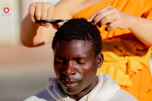 ภาพ No.231161:วันศุกร์ที่ 27 มิถุนายน พ.ศ. 2568 พิธีตัดปอยผมและพิธีปลงผมนาคธรรมทายาทแห่งทวีปแอฟริกา พ.ศ. 2568  โครงการบรรพชาอุปสมบทพระธรรมทายาทนานาชาติแห่งทวีปแอฟริกา ครั้งที่ 2 ณ วัดพระธรรมกายโจฮันเนสเบิร์ก สาธารณรัฐแอฟริกาใต้