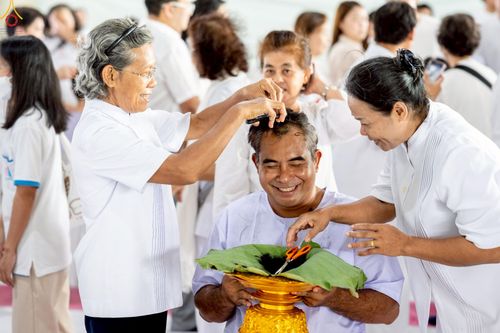 ภาพ No.248599:วันที่ 28 กันยายน พ.ศ. 2568 พิธีตัดปอยผม และปลงผม โครงการอุปสมบทบูชาธรรม 141 ปี พระมงคลเทพมุนี ณ วิหารคด วัดพระธรรมกาย