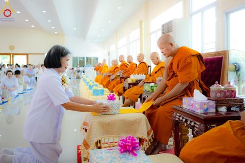 ภาพ No.142364:พิธีทอดผ้าป่าเพื่องานพระพุทธศาสนา , พิธีเจริญพระพุทธมนต์ , พิธีถวายสังฆทานแด่คณะสงฆ์ น้อมบูชาธรรม 80 ปี หลวงพ่อธัมมชโย และครบรอบ 12 ปี ธรรมอุทยานบ้านแป้ง อำเภอพรหมบุรี จังหวัดสิงห์บุรี ในวันเสาร์ที่ 22 มิถุนายน พ.ศ. 2567