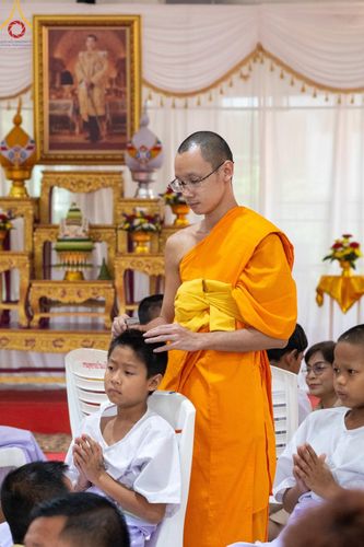 ภาพ No.59120:พิธีปลงผมและแห่นาคธรรมทายาท ในโครงการบรรพชาสามเณร ภาคฤดูร้อน เฉลิมพระเกียรติพระบาทสมเด็จพระเจ้าอยู่หัว เนื่องในโอกาส  พระราชพิธีมหามงคลเฉลิมพระชนมพรรษา 6 รอบ  ปลงผมนาคในวันที่ 21 เมษายน พ.ศ 2567 ณ วัดกลางธนรินทร์ (ธรรมอุทยานบ้านแป้ง)