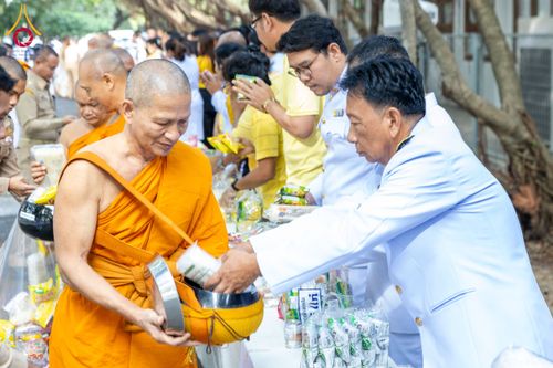 ภาพ No.179596:พิธีเจริญพระพุทธมนต์ พิธีทำบุญตักบาตรถวายพระราชกุศล และพิธีวางพานพุ่มดอกไม้ถวายราชสักการะ  แด่พระบาทสมเด็จพระบรมชนกาธิเบศร มหาภูมิพลอดุลยเดชมหาราช บรมนาถบพิตร เนื่องในวันคล้ายวันพระบรมราชสมภพ วันชาติ และวันพ่อแห่งชาติ วันพฤหัสบดีที่ 5 ธันวาคม พ.ศ. 2567 ณ