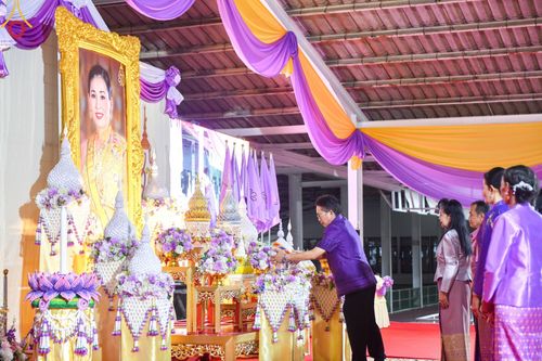 ภาพ No.138961:กิจกรรมเฉลิมพระเกียรติ สมเด็จพระนางเจ้าฯ พระบรมราชินี เนื่องในโอกาสวันเฉลิมพระชนมพรรษา พิธีเจริญพระพุทธมนต์ , ทำบุญตักบาตรพระสงฆ์ ถวายพระราชกุศล , พิธีถวายเครื่องราชสักการะ , และพิธีจุดเทียนถวายพระพรชัยมงคล วันที่ 3 มิถุนายน พ.ศ. 2567 ณ อาคารโถงช้าง วัดพ