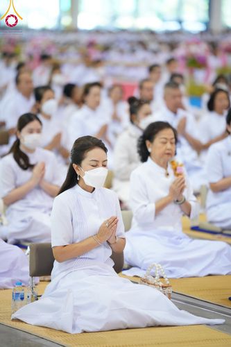 ภาพ No.99726:พิธีปฏิบัติธรรมและพิธีบูชาข้าวพระ ในวันอาทิตย์ต้นเดือนที่ 3 ธันวาคม พ.ศ. 2566 ณ สภาธรรมกายสากล วัดพระธรรมกาย จ.ปทุมธานี