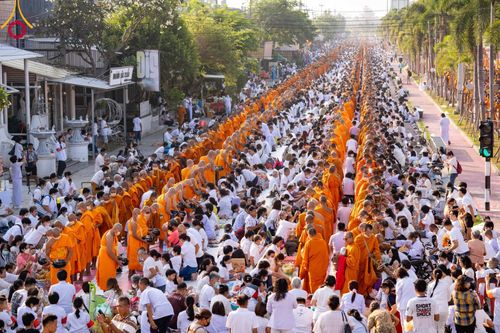 ภาพ No.101765:ตักบาตรพระ 10,000 รูป เติมบุญให้แผ่นดิน เนื่องในโอกาส 192 ปี จังหวัดกาญจนบุรี หนึ่งในโครงการตักบาตรพระ 2,000,000 รูป  77 จังหวัดทุกวัดทั่วไทย วันจันทร์ที่ 11 ธันวาคม พ.ศ. 2566 บริเวณถนนสองแคว (SKY WALK) เมืองกาญจนบุรี
