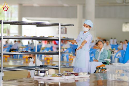 ภาพ No.210613:วันเสาร์ที่ 8 มีนาคม พ.ศ. 2568 พิธีสวดพระพุทธมนต์ และถวายภัตตาหารเมนูสวรรค์แด่พระภิกษุ สามเณร ณ หอฉันคุณยายอาจารย์ฯ วัดพระธรรมกาย