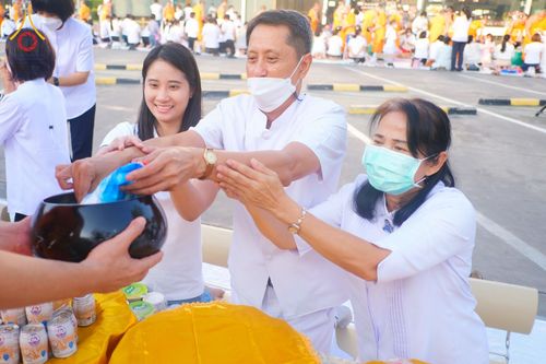 ภาพ No.76075:งานทำบุญตักบาตรเชอรี่มอลล์ อ.คลองหลวง จ.ปทุมธานี วันที่ 14 กุมภาพันธ์ พ.ศ. 2566