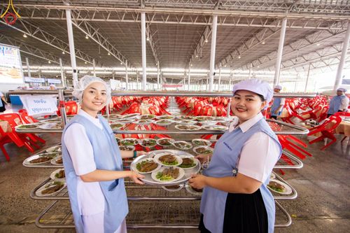 ภาพ No.60213:คณะสงฆ์ 10,000 กว่าวัดฉันภัตตาหารเพล ในวันคุ้มครองโลก วันจันทร์ที่ 22 เมษายน พ.ศ. 2567 ณ สภาธรรมกายสากล วัดพระธรรมกาย