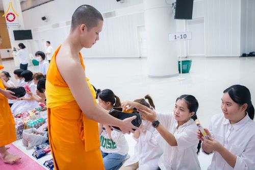 ภาพ No.60775:พิธีตักบาตรพระภิกษุสามเณร ธรรมทายาทระดับอุดมศึกษา วันเสาร์ที่ 20 เมษายน พ.ศ. 2567 ณ ห้องปฎิบัติธรรม ชั้นลอย มหารัตนวิหารคด 13 วัดพระธรรมกาย จ.ปทุมธานี