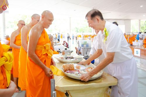 ภาพ No.169766:พิธีถวายภัตตาหารเมนูสวรรค์ "เพื่อการบรรลุธรรม" เนื่องในวันลอยกระทง (ขึ้น 15 ค่ำ เดือน 12) วันศุกร์ที่ 15 พฤศจิกายน พ.ศ. 2567 ณ หอฉันคุณยายอาจารย์ฯ วัดพระธรรมกาย