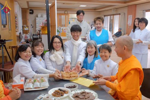 ภาพ No.213433:วันอาทิตย์ที่ 16 มีนาคม พ.ศ. 2568 พิธีบุพเปตพลี, ถวายภัตตาหาร, ปล่อยปลา วัดพระธรรมกายคานากาว่า ประเทศญี่ปุ่น