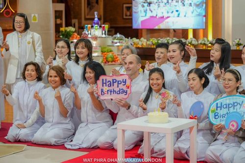 ภาพ No.159918:พิธีบูชาข้าวพระ วันอาทิตย์ต้นเดือน ณ วัดพระธรรมกายลอนดอน วันที่ 6 ตุลาคม พ.ศ. 2567