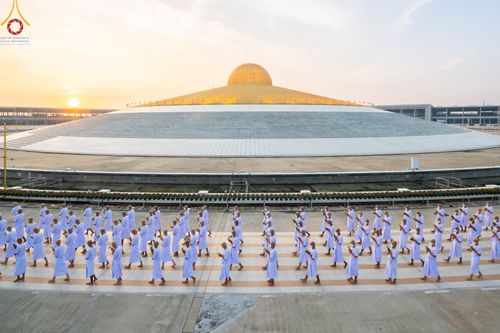 ภาพ No.101421:พิธีเวียนประทักษิณ, พิธีวันทาเจดีย์, พิธีขอขมาและมอบผ้าไตร ในโครงการอุปสมบทหมู่ รุ่นบูชาธรรมมหาปูชนียาจารย์ ณ วัดพระธรรมกาย ในวันที่ 9 ธันวาคม พ.ศ. 2566