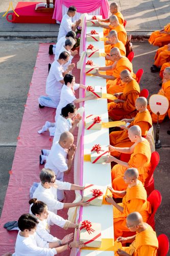 ภาพ No.250540:วันพุธที่ 8 ตุลาคม พ.ศ. 2568 พิธีตักบาตรเทโวโรหณะ ณ ลานธรรมปทุมรัตน์ธรรมเจดีย์ พุทธอุทยานนานาชาติ อ.โพนพิสัย จ.หนองคาย