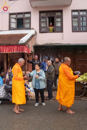 ภาพ No.132536:สามเณรเนปาล บิณฑบาต ย่านทาเมล เมืองกาฐมาณฑุ และเมืองปาฏัน ในโครงการบรรพชา 1,250 รูป ประเทศเนปาล วันที่ 20 มีนาคม พ.ศ. 2567