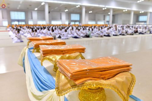 ภาพ No.233769:วันเสาร์ที่ 19 กรกฎาคม พ.ศ.2568 วันมหารำลึก ครั้งที่ 35 พิธีรำลึกถึงนักสร้างบารมี , พิธีสวดพระพุทธมนต์ , พิธีทอดผ้าบังสกุลและถวายไทยธรรม วัดพระธรรมกาย